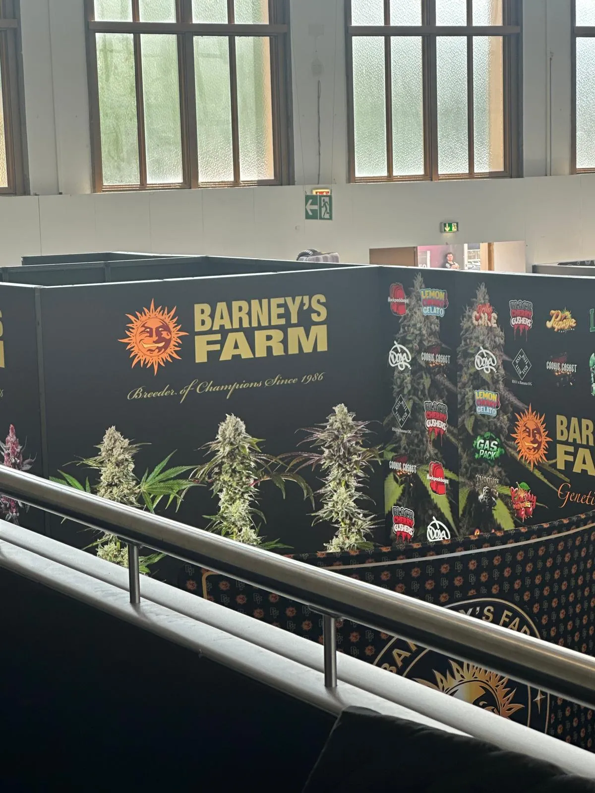Barney's Farm Züchter-Stand mit Cannabispflanzen-Display auf der Mary Jane Berlin 2026