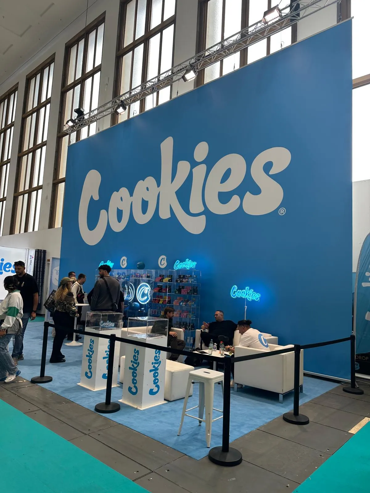 Cookies Stand mit blauer Markenwand und Lounge auf der Mary Jane Berlin 2026