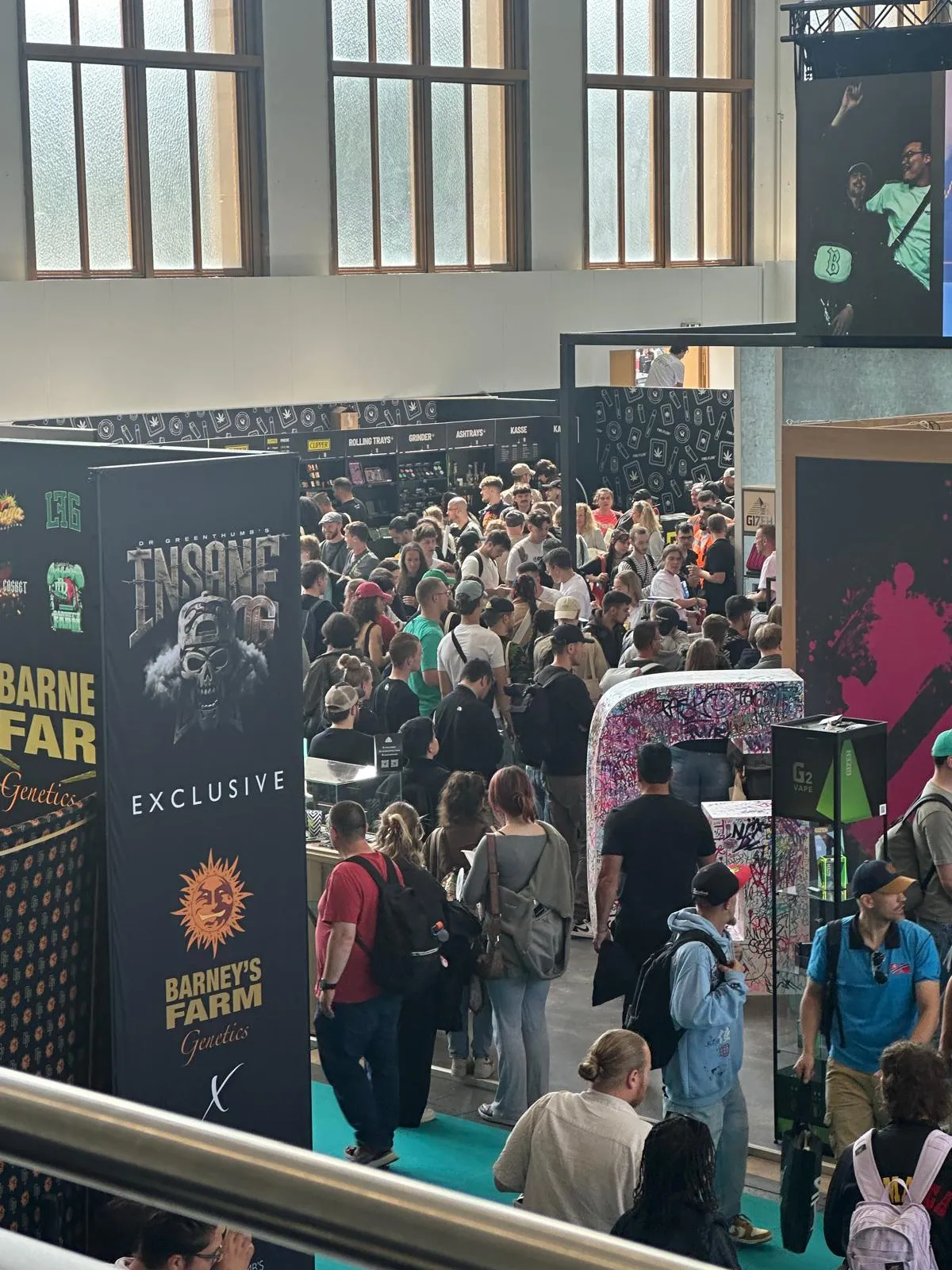 Volle Gänge rund um den Barney's Farm Insane Stand auf der Mary Jane Berlin 2026