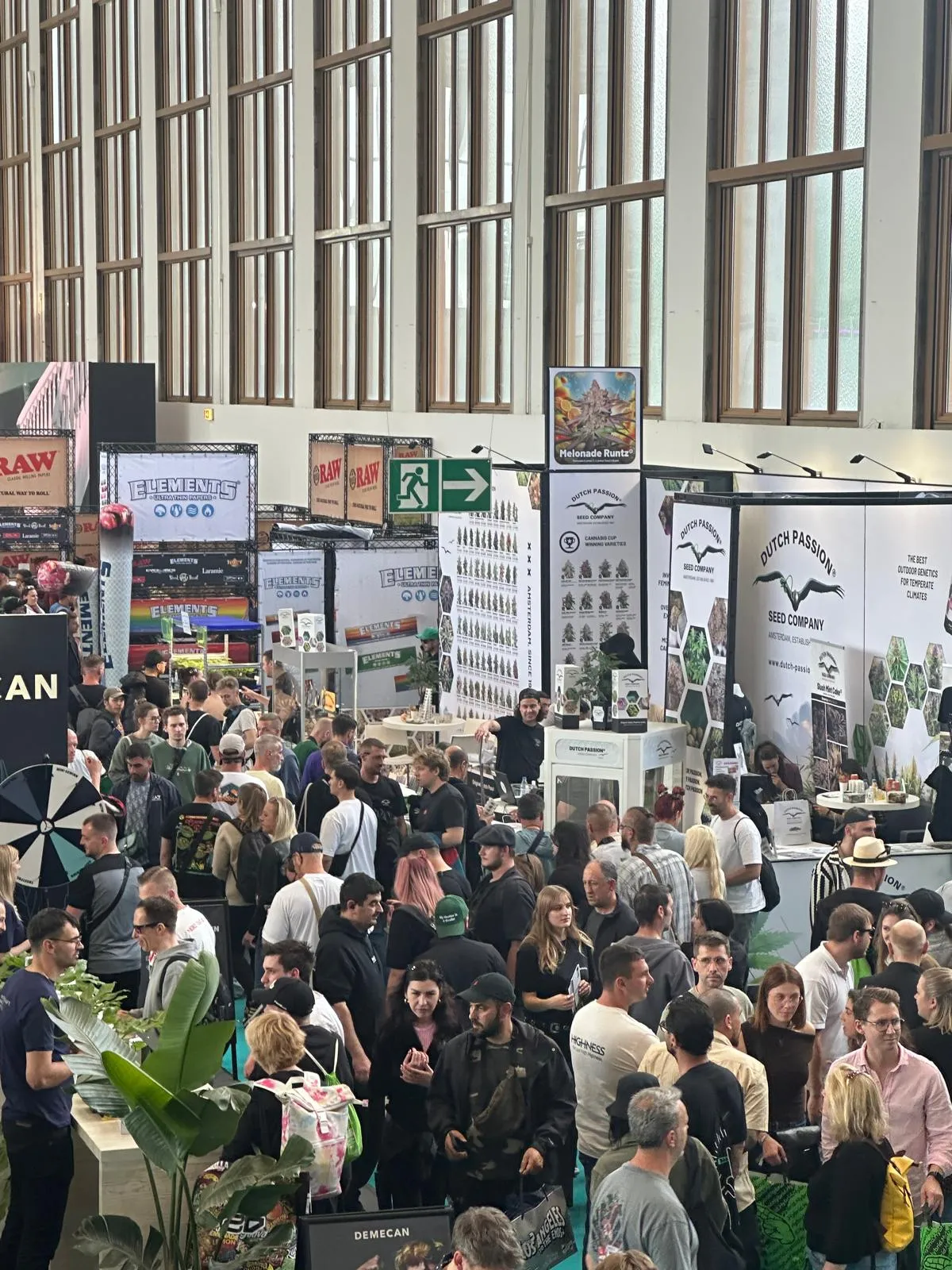 Volle Messehalle mit Cannabis-Markenständen auf der Mary Jane Berlin 2026