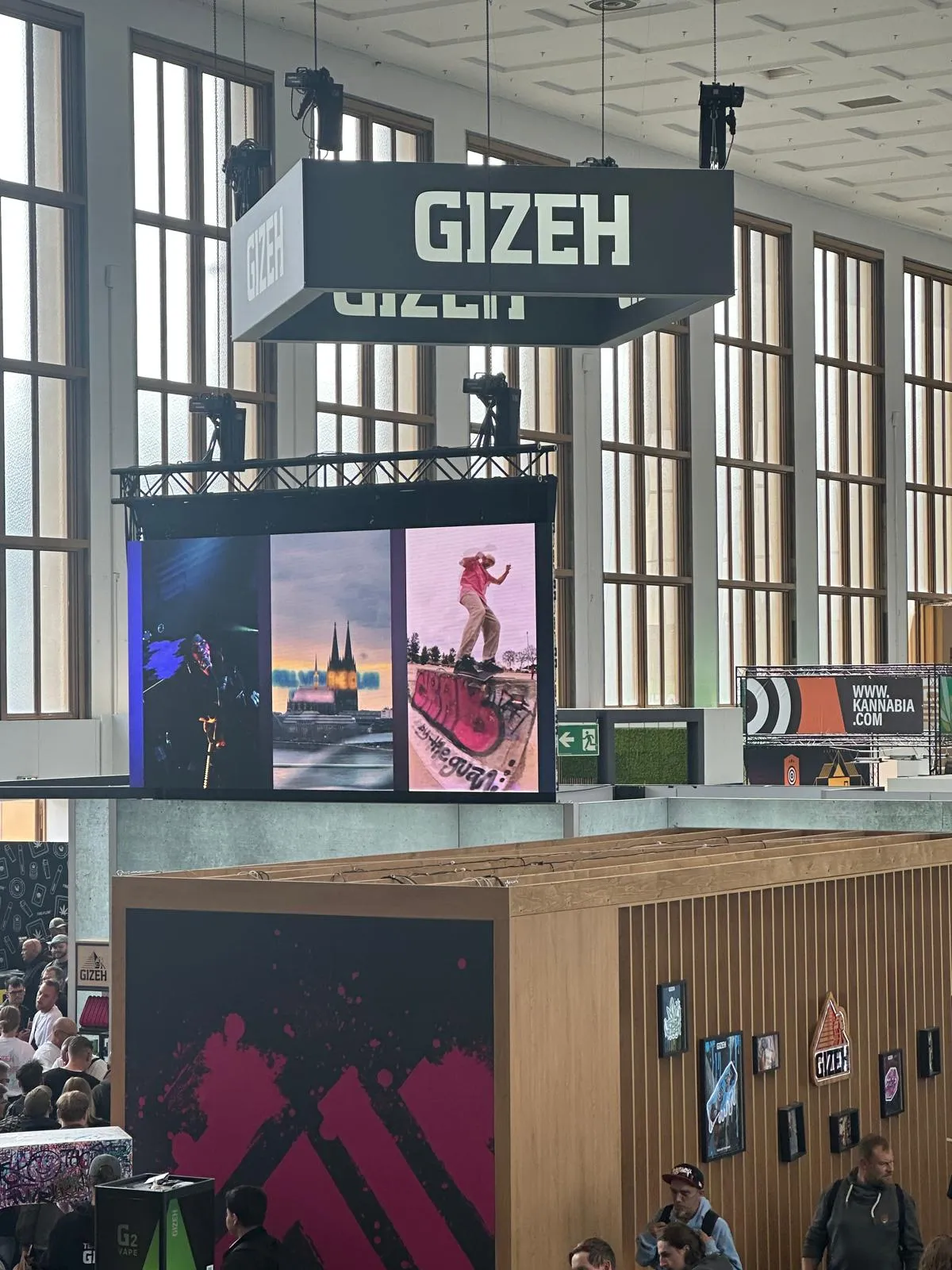 GIZEH Drehpapier-Stand mit riesigen LED-Bildschirmen auf der Mary Jane Berlin 2026