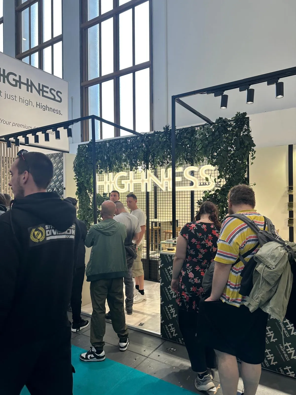 Highness Stand mit grünem Torbogen auf der Mary Jane Berlin 2026