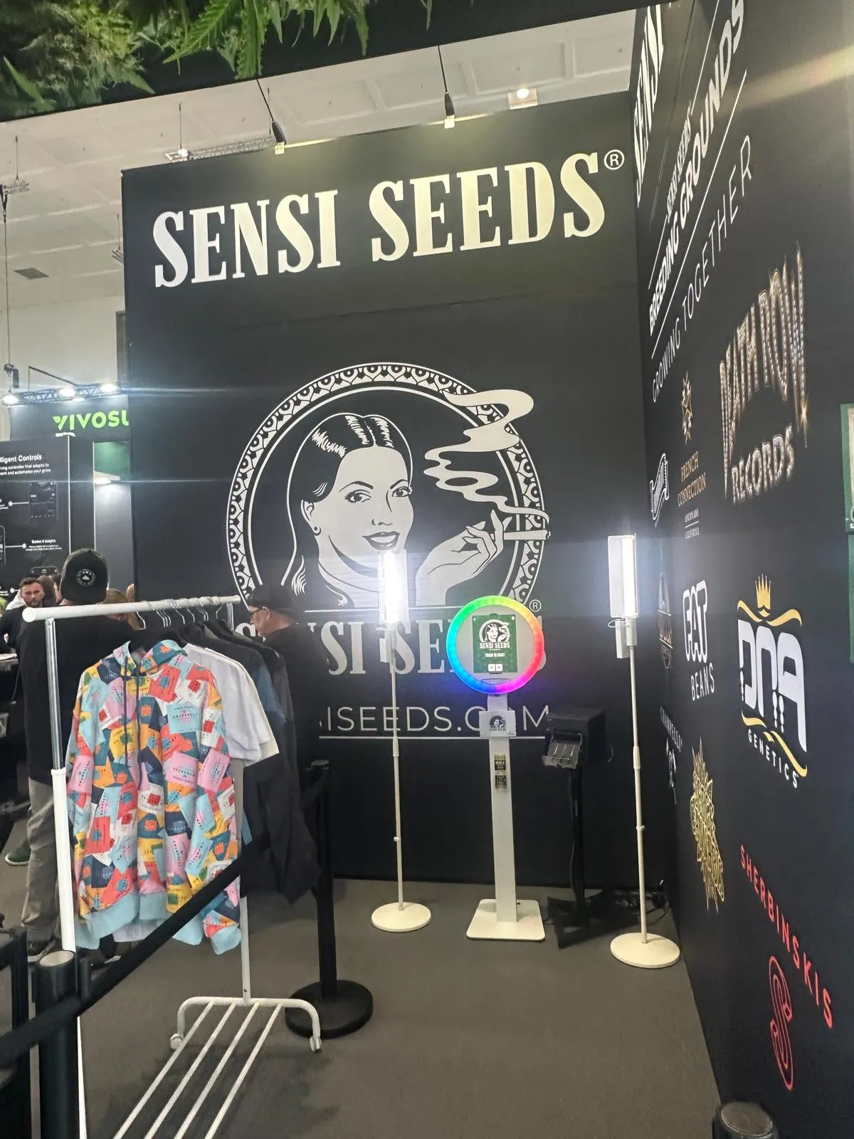 Sensi Seeds Stand mit DNA Genetics und Sherbinskis Branding auf der Mary Jane Berlin 2026