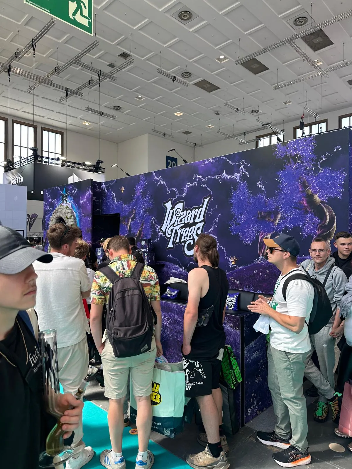 Wizard Trees Stand mit lila Branding und Besuchern auf der Mary Jane Berlin 2026