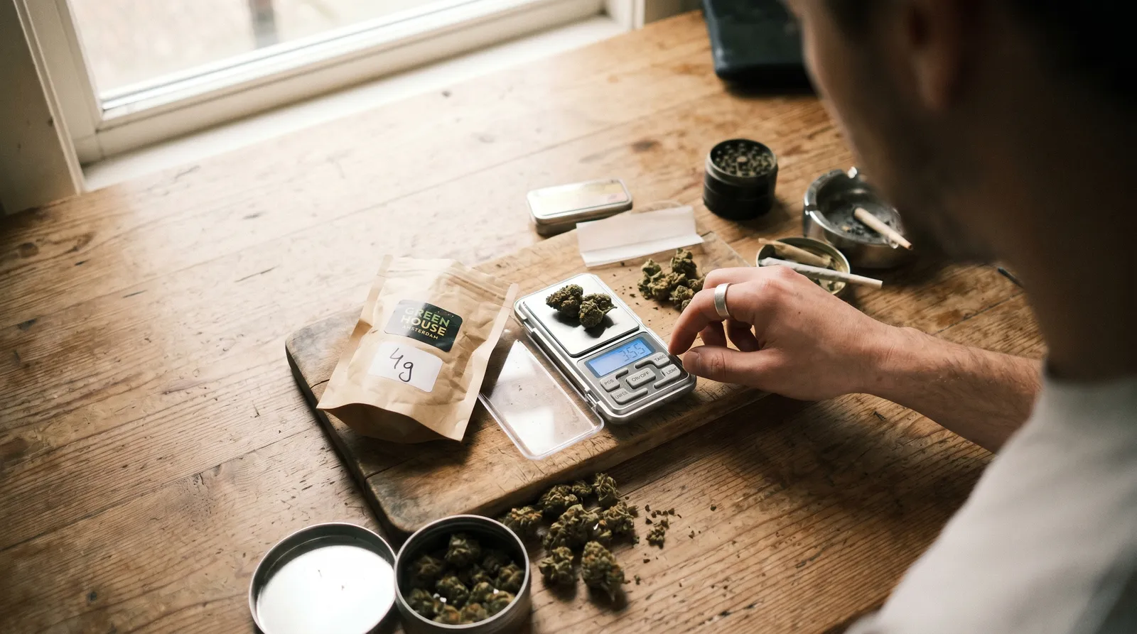 AZARIUS · Warum Europa Cannabis in Gramm wiegt — und Amerika nicht